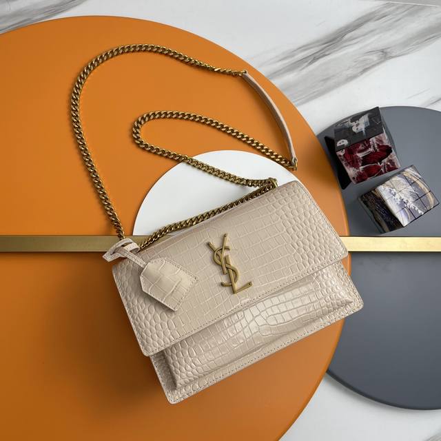 粉色 金扣# 无敌经典款鳄鱼纹Sunset日落包！出了这么长时间热度依然不减，可见它受人喜欢的程度非同一般！高品质意大利进口牛皮，Zp开模五金，追求每一个每一个