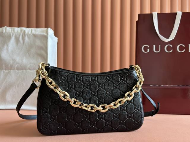 配置专柜全套包装 Gg Emblem系列小号肩背包 Gg Emblem系列以创意设计和创新功能焕新诠释经典图案，匠心缔造未来数年的珍藏之选。这款小号肩背包焕新演