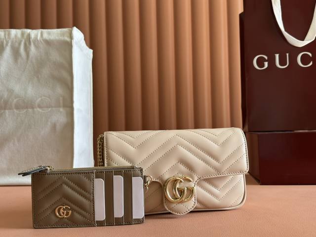 原厂皮配 Cdfmall三亚免税店手提袋 Gg Marmont系列饰卡包迷你链条钱包。双G配件设计在品牌现代风格中注入传统精髓,为衣橱带来隽永单品。这款迷你链条 原厂皮配 Cdfmall三亚免税店手提袋 Gg Marmont系列饰卡包迷你链条钱包。双G配件设计在品牌现代风格中注入传统精髓,为衣橱带来隽永单品。这款迷你链条