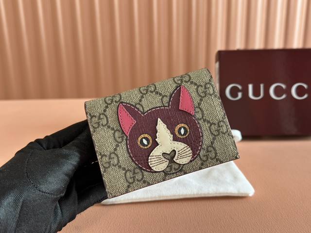 配全套专柜包装 Gg新款卡包 饰小狗细节Gg迷你钱包，猫咪、小狗和熊猫等可爱俏皮的动物们齐聚一堂，为多款以全新Gg字母图案涂层织物打造的小件配饰添上点睛之笔。这