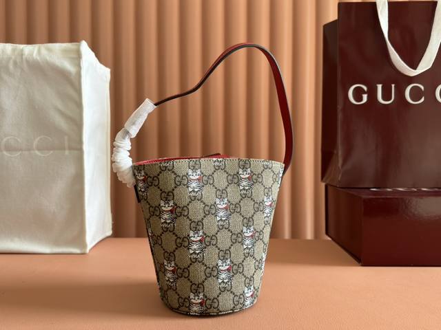 配置专柜全套包装 Gucc韩国插画家兼作家Seungyoun Kim以迷人又可爱的设计而为人所知，她的作品让人不禁联想起童年熟悉的景象。她将小狗和其他动物的印花