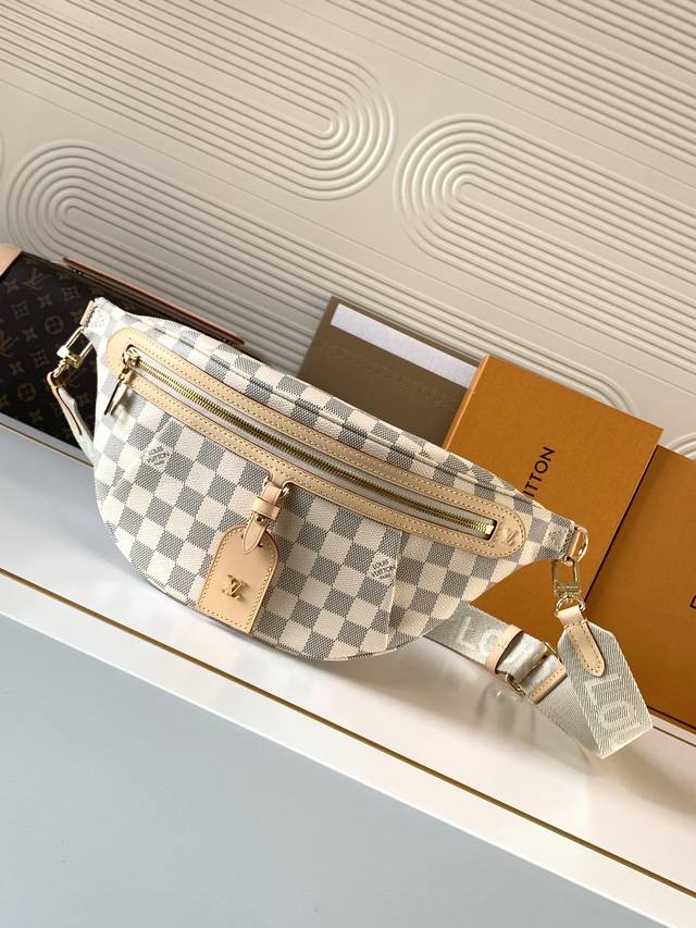 动态芯片 M46784白格 顶级原单 独家背景实拍 46784老花High Rise 腰包以柔软 Monogram 涂层帆布塑造贴身构型，轻薄设计可置于外套内侧