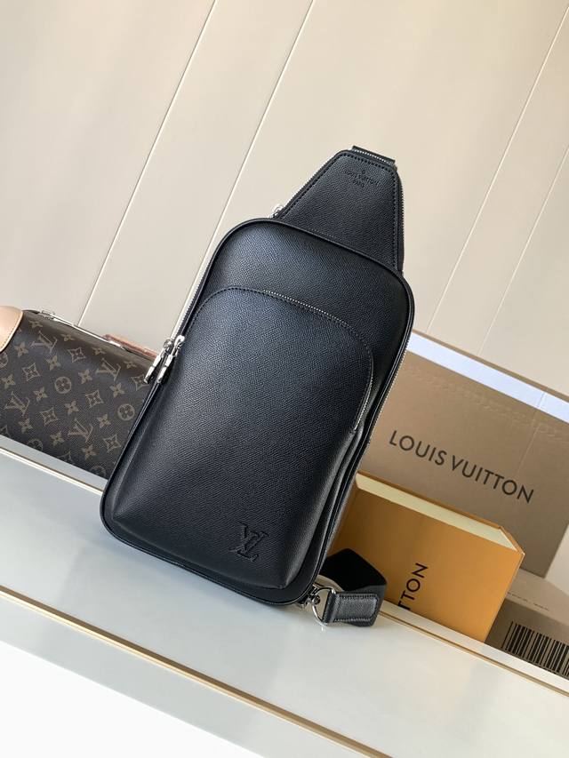 动态变码芯片 顶级原单M30863黑十字纹 独家背景拍摄 本款Avenue 单肩包取材 Damier Graphite 帆布，为正面外袋点缀路易威登巴黎标识皮革