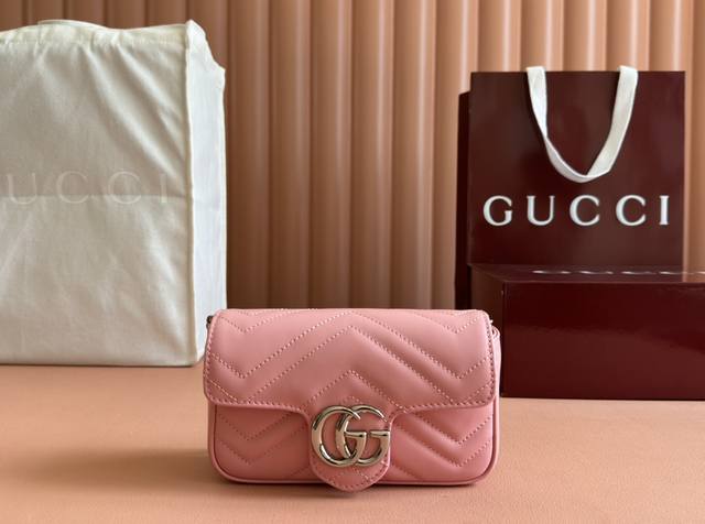 新品配置专柜包装 Gg Marmont系列超迷你手袋476433 Dtdht 1712这款超迷你手袋采用浅灰色绗缝V型皮革制成，缀饰经典双G标识的古金色调配件为