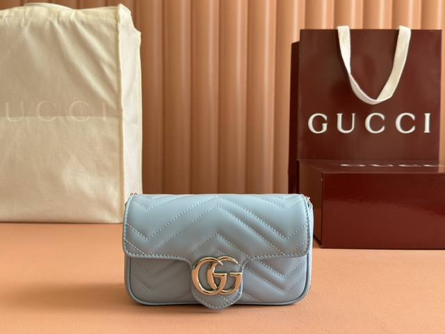 新品配置专柜包装 Gg Marmont系列超迷你手袋476433 Dtdht 1712这款超迷你手袋采用浅灰色绗缝V型皮革制成，缀饰经典双G标识的古金色调配件为
