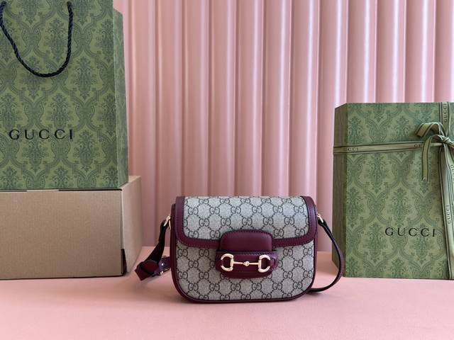 配置专柜全套包装 Gucci Horsebit 1955系列迷你肩背包 款号815205 Fad6M 8759 由创作总监Sabato De Sarno愿景指导