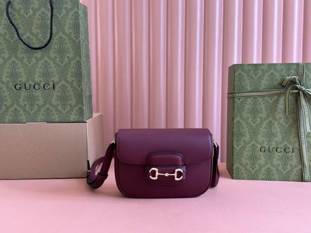 配置专柜全套包装 Gucci Horsebit 1955系列迷你肩背包 款号815205 Fad6M 8759 由创作总监Sabato De Sarno愿景指导