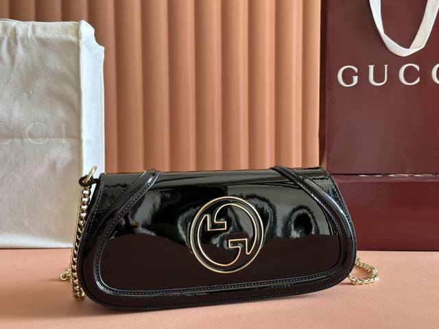 配置专柜全套包装 Gucci Blondie系列全新手袋饰有在20世纪70年代初期首次亮相的品牌系列经典标识，巧妙结合传承魅力与当代风尚，出色诠释品牌经典设计与