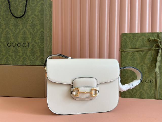 原厂皮配置全套包装三亚免税店礼袋 Gucc” 1955 Horsebit Bag！经典的马衔扣+Monogram+棕色勾边设计，满满的复古。可以三个背法，斜挎，