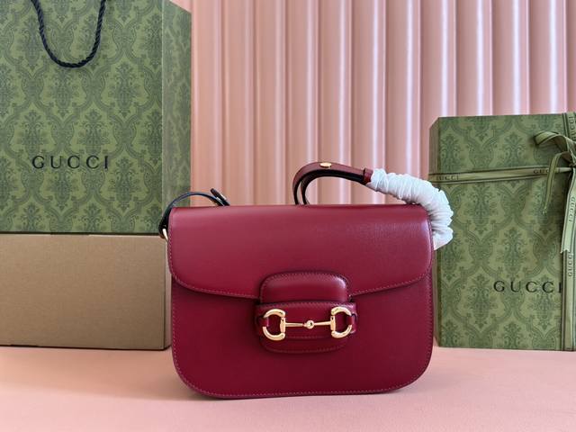 原厂皮配置全套包装三亚免税店礼袋 Gucc” 1955 Horsebit Bag！经典的马衔扣+Monogram+棕色勾边设计，满满的复古。可以三个背法，斜挎，