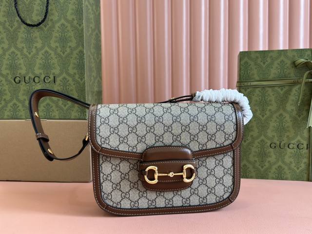 原厂皮配置全套包装三亚免税店礼袋 Gucc” 1955 Horsebit Bag！经典的马衔扣+Monogram+棕色勾边设计，满满的复古。可以三个背法，斜挎，