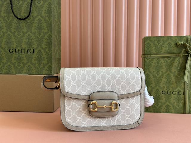 原厂皮配置全套包装三亚免税店礼袋 Gucc” 1955 Horsebit Bag！经典的马衔扣+Monogram+棕色勾边设计，满满的复古。可以三个背法，斜挎，
