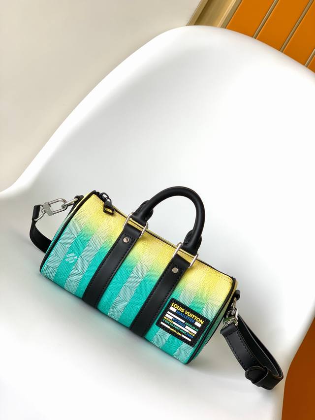 特价 海外顶级原单 M59949 本款 Keepall Xs 手袋取材 Damier Stripes 帆布，展现条纹的色调变幻，搭配皮革贴饰、侧面饰带、顶部手柄