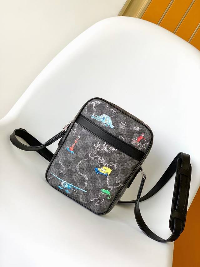 顶级原单N40239 采用柔软 Taurillon 皮革压印 Monogram 图案，哑光拉链与考究肩带来全新演绎 Danube 手袋。可调节肩带便于贴身背携。