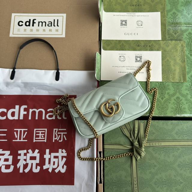 新品配置专柜包装 Gg Marmont系列超迷你手袋476433 Dtdht 1712这款超迷你手袋采用浅灰色绗缝V型皮革制成,缀饰经典双G标识的古金色调配件为 新品配置专柜包装 Gg Marmont系列超迷你手袋476433 Dtdht 1712这款超迷你手袋采用浅灰色绗缝V型皮革制成,缀饰经典双G标识的古金色调配件为