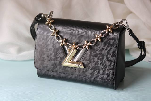 最新欧洲版本顶级原版品质款号: M24044 M24043Twist Mm Lv Bloom手提包以迷人的新细节迎接春天。它采用了深色Epi皮革,带有Lv签名迷 最新欧洲版本顶级原版品质款号: M24044 M24043Twist Mm Lv Bloom手提包以迷人的新细节迎接春天。它采用了深色Epi皮革,带有Lv签名迷