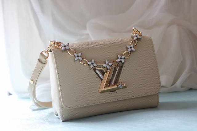 最新欧洲版本顶级原版品质款号: M24044 M24043Twist Mm Lv Bloom手提包以迷人的新细节迎接春天。它采用了深色Epi皮革，带有Lv签名迷