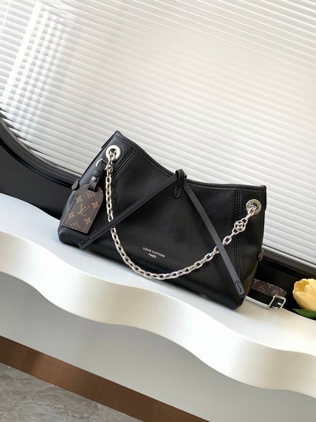 动态变码芯片 顶级原单加强版 Carryall Bb 手袋 本款 Carryall Bb 手袋以利落线条勾勒丰盈轮廓，为经典羊皮革点缀亮泽 Monogram 花