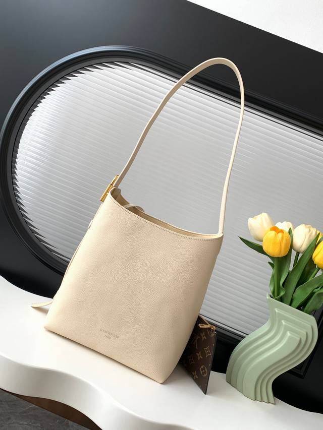 动态变码芯片 顶级原单加强版 M25352黑 M25354棕 25353黄 25355白 Low Key Hobo 小号手袋为光滑牛皮革搭配绒面牛皮革内衬，可容