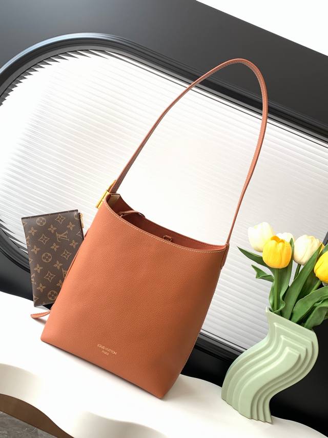 动态变码芯片 顶级原单加强版 M25352黑 M25354棕 25353黄 25353白 Low Key Hobo 小号手袋为光滑牛皮革搭配绒面牛皮革内衬，可容