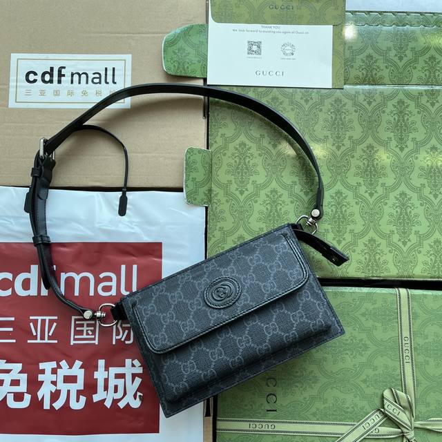 原厂皮配 Cdfmall三亚免税店手提袋 饰互扣式双G标识Gg腰包。Gucci追溯品牌源自20世纪20年代的奢侈旅行风尚，持续探索皮具系列。这款米色和乌木色Gg