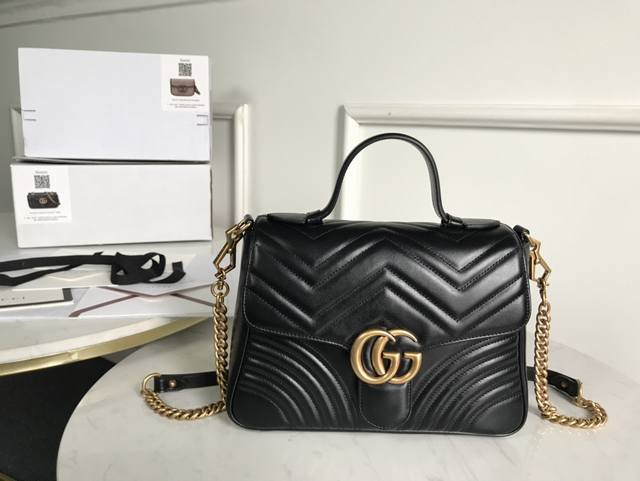 原厂皮配全套包装 Marmont 意大利原厂皮 令人欲罢不能的Gucci美包你收了吗？ Gg Marmont系列，优雅精巧的设计可是俘获了不少少女的芳心！ 同时