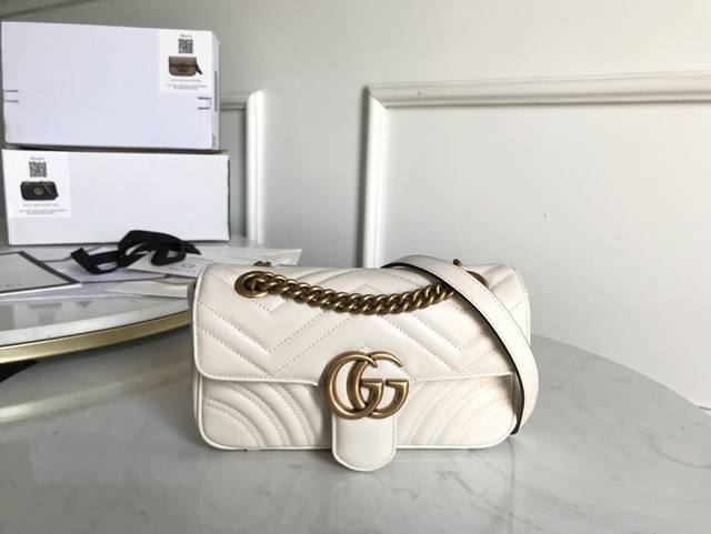 原厂皮配置全套包装 Gg Marmont系列 经典之王 销售王正品原厂皮#446744 尺寸：22*13*6Cm四季搭配首选 Gg复古时尚大方的设计，成熟的技术