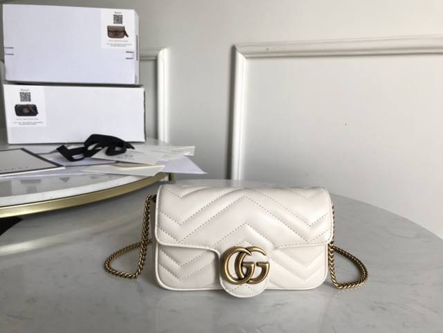 原厂皮配置全套包装 Gg Marmont Mini 采用原装进口意大利原厂皮，顶级对版五金，柔软的皮质更凸显质感，背出街必定是个瞩目的亮点！斜挎，单肩，手包，腰