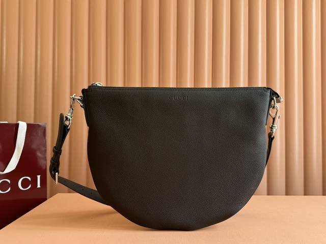 原厂皮配置专柜全套包装 Gucc Body双锁扣小号肩包801887 Azb5Z 1060 秋冬男装秀登场，从品牌典藏设计汲取灵感，由创作总监Sabato De