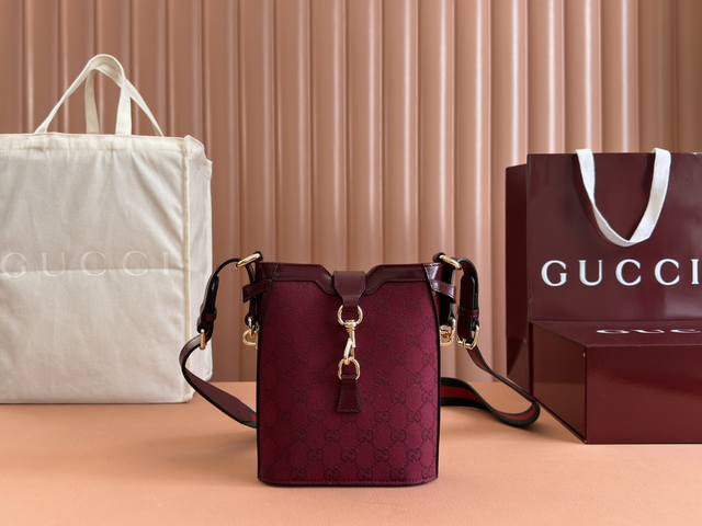 配置专柜全套包装 经典Gg迷你水桶包 经典Gg帆布继续为秋冬系列女士手袋注入设计精髓。这款迷你水桶包缀饰黑色图案，与黑色皮革滚边和浅金色调配件相映成趣。红绿织带