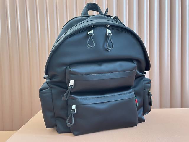 配置专柜礼品袋 秋冬男士秀场的一款力作，这款背包匠心融蕴时尚线条与运动风尚。这款背包选用米色和乌木色经典Gg帆布材质，匠心缀饰采用高频压印技术打造的浮雕标识，低