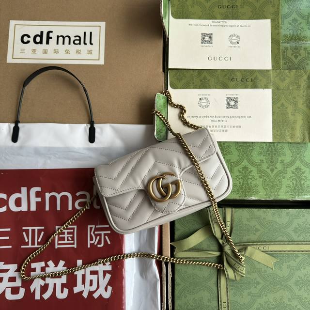 新品配置专柜包装 意大利原厂皮与专柜皮质一致，带有特殊皮味Gg Marmont系列超迷你手袋476433 Dtdht 1712这款超迷你手袋采用浅灰色绗缝V型皮