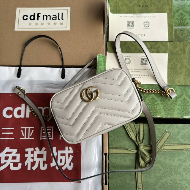 配置专柜包装 原厂皮Gg Marmont系列小号肩背包 款号448065Aabzb 3401 这款Gg Marmont系列小号肩背包采用高辨识度造型、柔和的淡绿