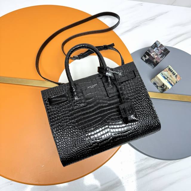 Sac De Jour P 经典风琴包鳄鱼纹_Baby Size黑色26Cm_ 还配有长肩带！一个发票隔层_！ 包内一个大空间的设计理念_ 让你什么都能往包里塞