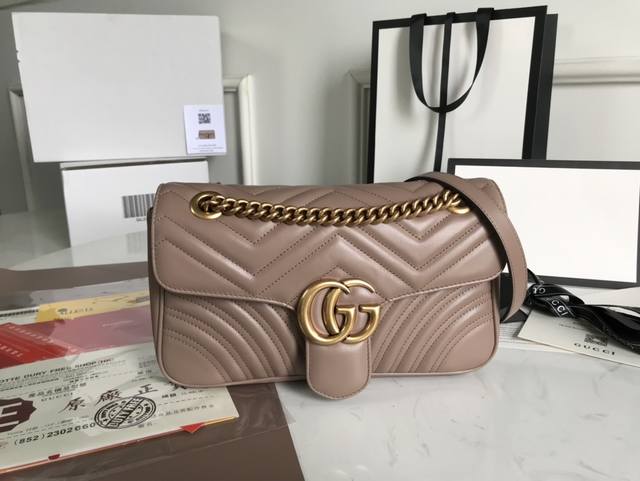 原厂皮配全套包装 令人欲罢不能的Gucci美包你收了吗？ Gg Marmont系列，优雅精巧的设计可是俘获了不少少女的芳心！ 同时也是全球达人必备的百搭单品！超