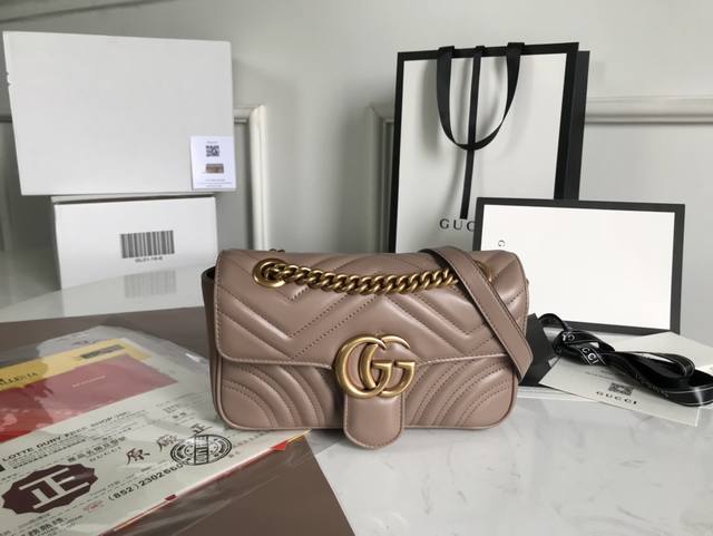 原厂皮配置全套包装 Gg Marmont系列 经典之王 销售王正品原厂皮#446744 尺寸：22*13*6Cm四季搭配首选 Gg复古时尚大方的设计，成熟的技术
