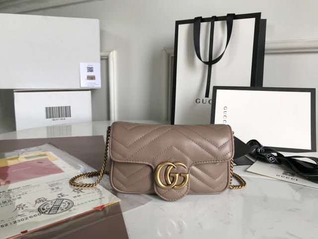 原厂皮配置全套包装 Gg Marmont Mini 采用原装进口意大利原厂皮，顶级对版五金，柔软的皮质更凸显质感，背出街必定是个瞩目的亮点！斜挎，单肩，手包，腰