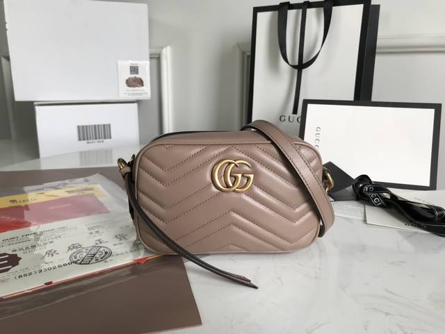 原厂皮配全套包装 Marmont 意大利原厂皮 令人欲罢不能的Gucci美包你收了吗？Gg Marmont系列，优雅精巧的设计可是俘获了不少少女的芳心！ 同时也