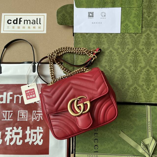 原厂皮配 Cdfmall三亚免税店手提袋 爆爆爆款 全新升级 版方胖子。凭借极具辨识度的绗缝面料和双G配件，Gg Marmont系列手袋已成为品牌象征。该经典系