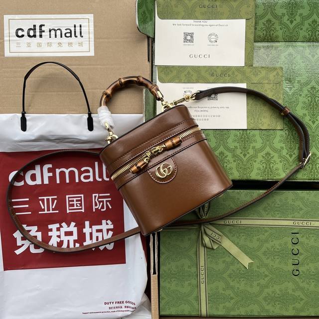 配置专柜包装 这款迷你肩背包匠心融合竹节提手和双G配件，创意诠释品牌两大标志性元素。这款配饰采用黑色皮革制成，可调节可拆卸肩带更添考究细节。型号760200棕色