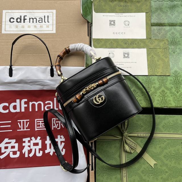 配置专柜包装 这款迷你肩背包匠心融合竹节提手和双G配件，创意诠释品牌两大标志性元素。这款配饰采用黑色皮革制成，可调节可拆卸肩带更添考究细节。型号760200棕色