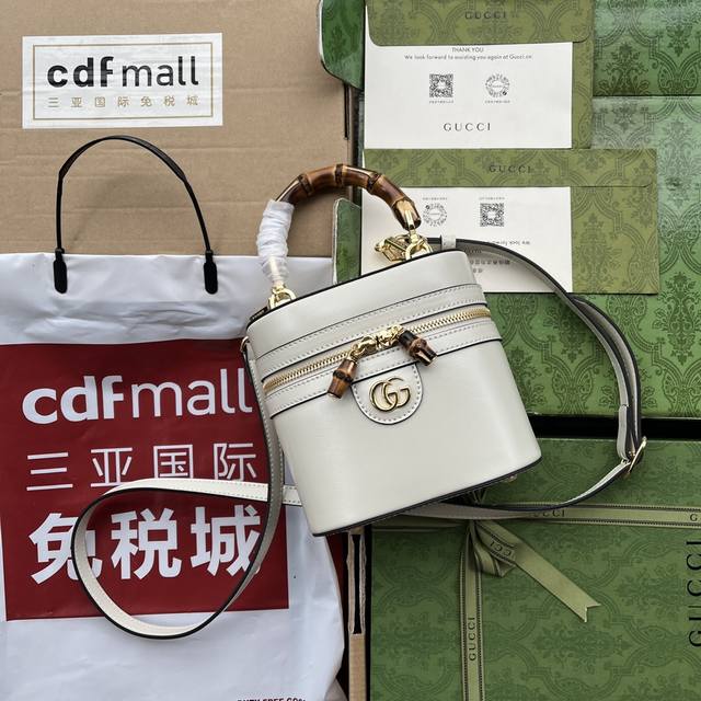 配置专柜包装 这款迷你肩背包匠心融合竹节提手和双G配件，创意诠释品牌两大标志性元素。这款配饰采用黑色皮革制成，可调节可拆卸肩带更添考究细节。型号760200棕色