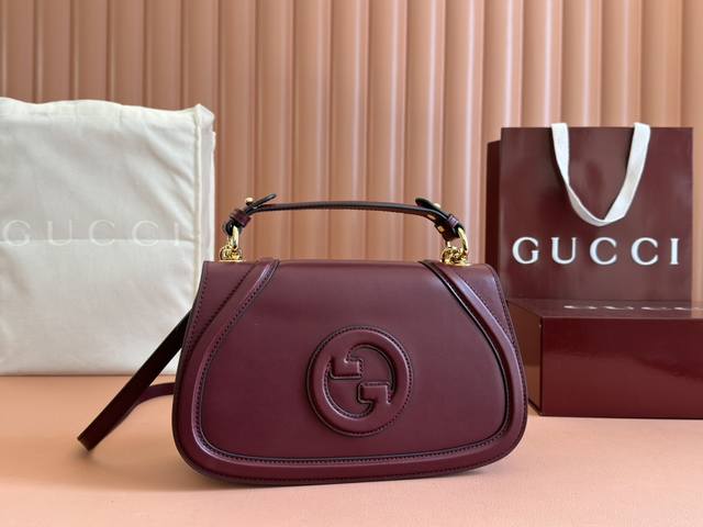 配置专柜全套包装 G家品牌标识符号在每一季都会透过不同手法焕新演绎。系列推出全新设计的双G图案，风格张扬夺目。这款小号手袋采用提手设计，令经典材质焕发出现代气息