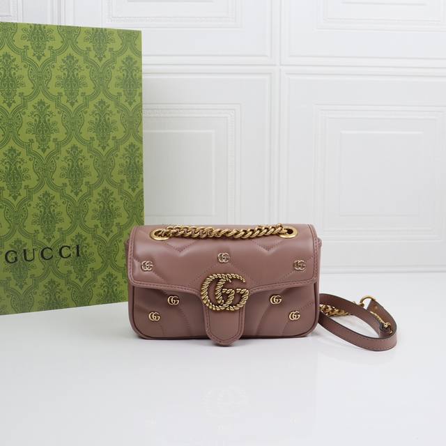 这款Gg Marmont系列迷你肩背包以柔软绗缝焕新演绎经典包款，小巧双G铆钉更添亮眼点缀。同色调皮革滚边与奢贵黑色色调相得益彰，为魅力新季揭开序幕。采用专柜质