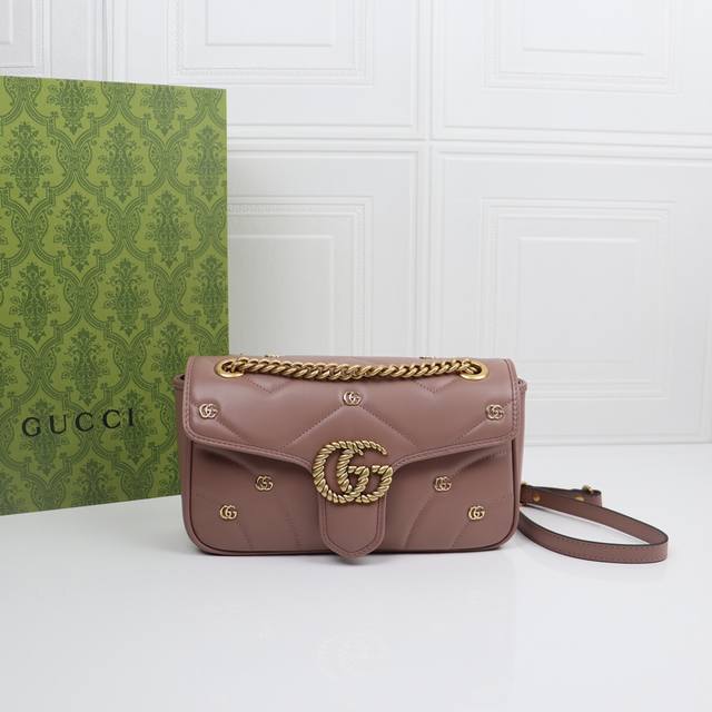 这款Gg Marmont系列迷你肩背包以柔软绗缝焕新演绎经典包款，小巧双G铆钉更添亮眼点缀。同色调皮革滚边与奢贵黑色色调相得益彰，为魅力新季揭开序幕。采用专柜质