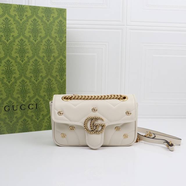 这款Gg Marmont系列迷你肩背包以柔软绗缝焕新演绎经典包款，小巧双G铆钉更添亮眼点缀。同色调皮革滚边与奢贵黑色色调相得益彰，为魅力新季揭开序幕。采用专柜质