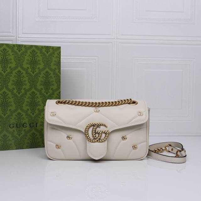 这款Gg Marmont系列迷你肩背包以柔软绗缝焕新演绎经典包款，小巧双G铆钉更添亮眼点缀。同色调皮革滚边与奢贵黑色色调相得益彰，为魅力新季揭开序幕。采用专柜质