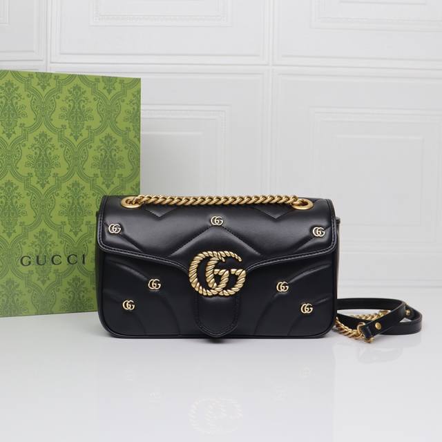 这款Gg Marmont系列迷你肩背包以柔软绗缝焕新演绎经典包款，小巧双G铆钉更添亮眼点缀。同色调皮革滚边与奢贵黑色色调相得益彰，为魅力新季揭开序幕。采用专柜质