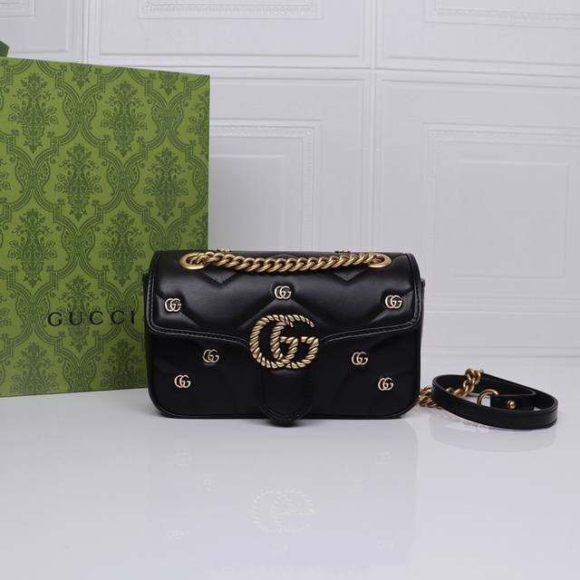 这款Gg Marmont系列迷你肩背包以柔软绗缝焕新演绎经典包款，小巧双G铆钉更添亮眼点缀。同色调皮革滚边与奢贵黑色色调相得益彰，为魅力新季揭开序幕。采用专柜质