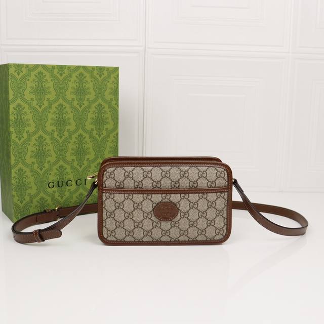 这款手袋采用小巧玲珑的长方形造型，融合源自品牌典藏设计的符号元素和材质，打造出令人惊艳的复古风格迷你手袋。型号658572啡棕。尺寸22.5X14X7Cm出货了